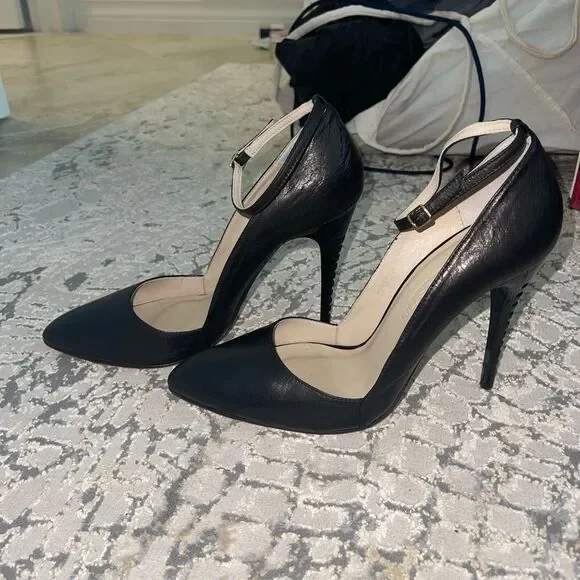 ✨BOGO FREE ✨Max Martin Heels